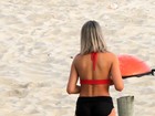 Carol Narizinho deixa parte do bumbum à mostra em treino na praia