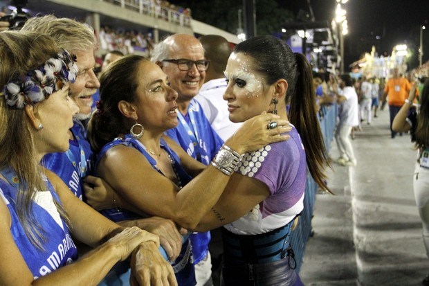 Cissa Guimarães impressionada com maquiagem de Cleo Pires (Foto: MARCOS FERREIRA /BRAZIL NEWS)