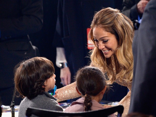 Jennifer Lopez com os filhos, Maximilian David e Emme Maribel, no ‘American Idol’ em Los Angeles, nos Estados Unidos (Foto: Kevork Djansezian/ Getty Images/ AFP)