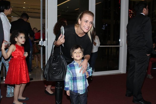 Juliana Silveira com o filho (Foto: Ag.News/Alex Palarea)