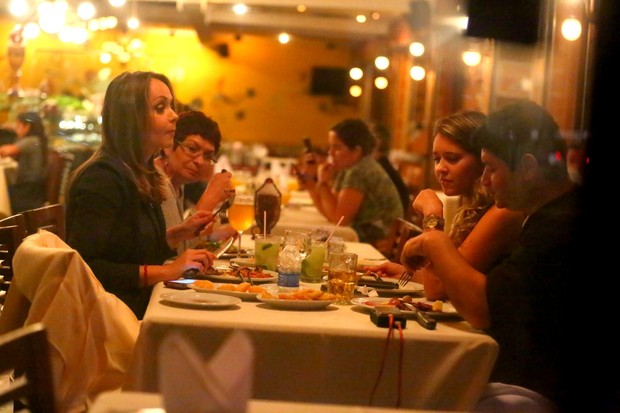 Gabriela Spanic janta com amigos no RJ (Foto: AgNews / AgNews)