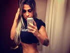 De calcinha, ex-BBB Vanessa mostra barriga sarada em selfie