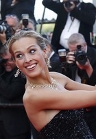 Top Petra Nemcova faz selfie no tapete vermelho do Festival de Cannes