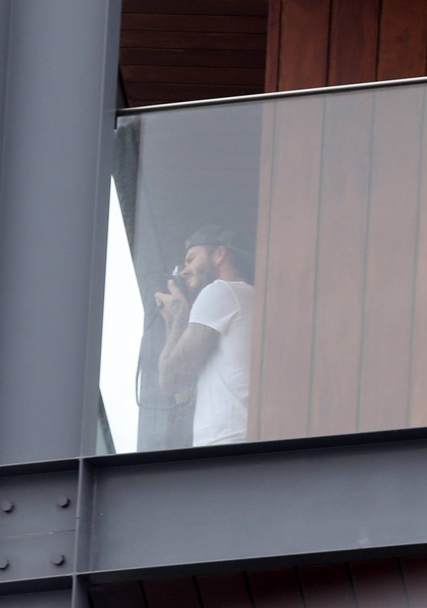 David Beckham na varanda de hotel no RJ (Foto: Gabriel Reis e André Freitas / AgNews)