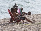 Bruno Gissoni curte praia aos beijos com atriz de 'Salve Jorge': 'É namoro'