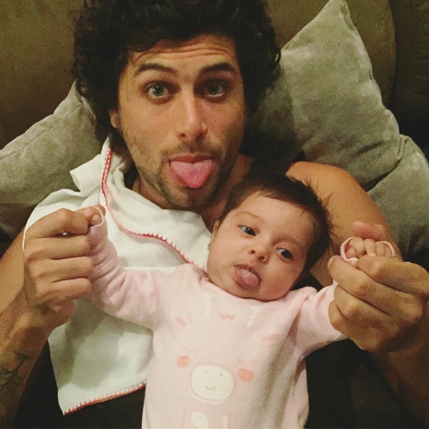 Jesus Luz posta foto fofa com a filha recém-nascida, Malena (Foto: Reprodução/Instagram)