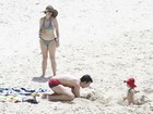 Mateus Solano e Paula Braun levam a filha à praia no Rio