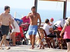 Aos 43 anos, Leonardo exibe boa forma em dia de praia com a família