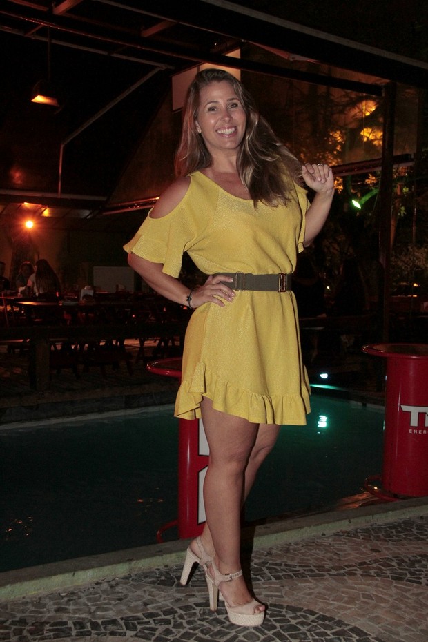 Andréia Sorvetão em festa em restaurante na Zona Oeste do Rio (Foto: Isac Luz/ EGO)