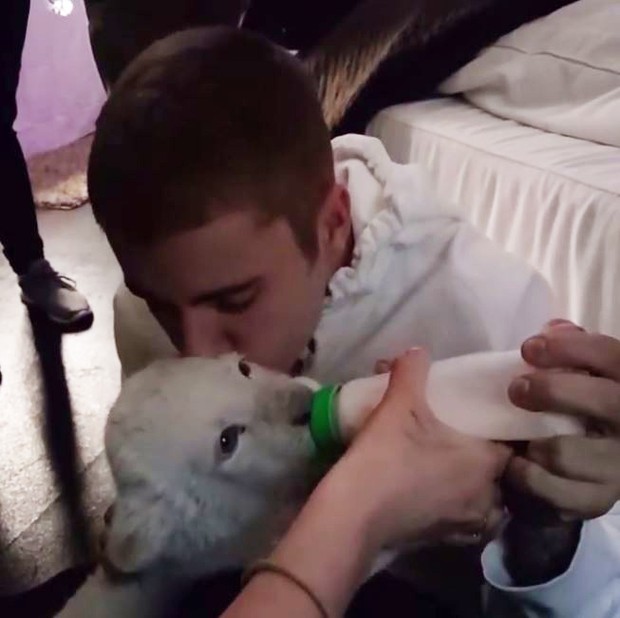 Justin Bieber alimenta filhote de leão  (Foto: Instagram / Reprodução)