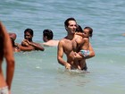Mouhamed Harfouch curte praia com a mulher e a filha pequena