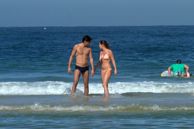 Giba com sua namorada na praia da Barra (Foto: Wallace Barbosa/AgNews)