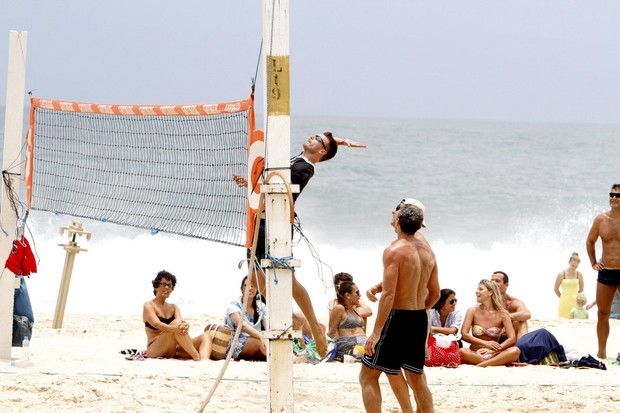 Rodrigo Hilbert joga volei na praia (Foto: Gil Rodrigues/ Foto Rio News)