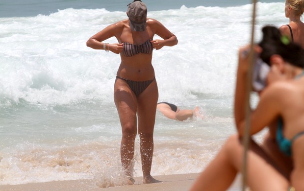 Patrícia Poeta na praia do Leblon com o marido (Foto: Wallace Barbosa / AgNews)