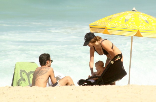  Erika Mader com o marido e a filha na praia do Leblon (Foto: J.Humberto \ AgNews)