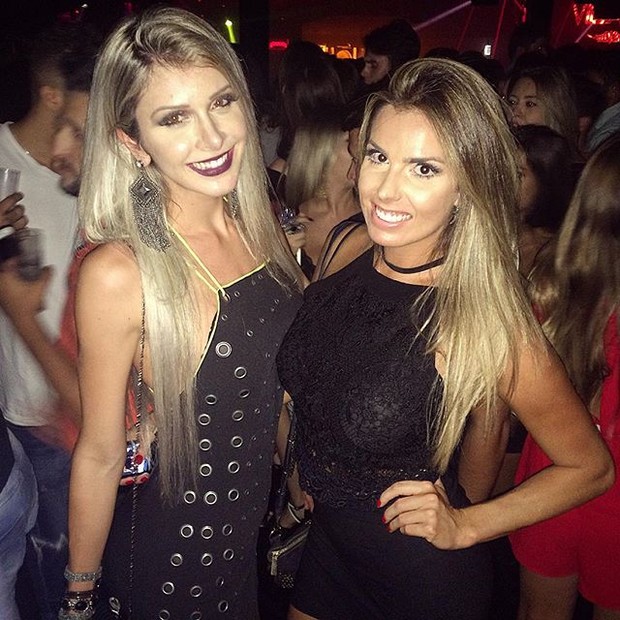 Ex-BBB Tatiele Polyana com amiga em show em São Paulo (Foto: Instagram/ Reprodução)