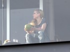 Avril Lavigne toma água de coco na sacada de hotel no Rio