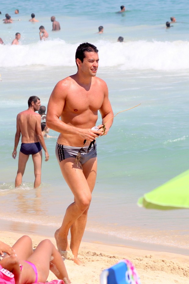 Sergio Marone em praia de Ipanema (Foto: instagram/reprodução)