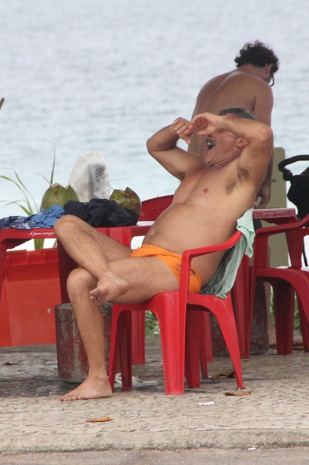 Oscar Magrini na orla da Barra da Tijuca, RJ (Foto: Rodrigo dos Anjos / AgNews)