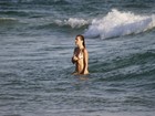 Ellen Jabour mostra boa forma em praia do Rio
