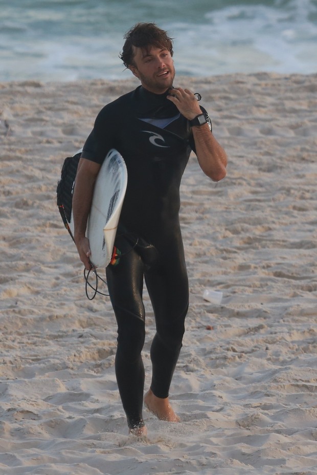 Kayky Brito surfando em praia na Barra da Tijuca, no RJ (Foto: Dilson Silva / Agnews)