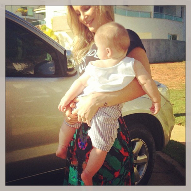 Claudia Leitte segura o filho (Foto: Reprodução/Instagram)