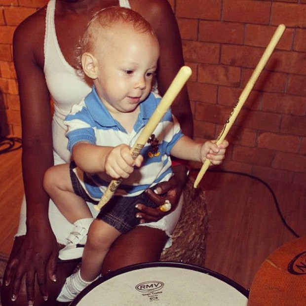 Neymar posta foto do filho tocando bateria (Foto: Instagram / Reprodução)