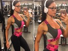 Fernanda D'avila impressiona com cintura finíssima em selfie na academia