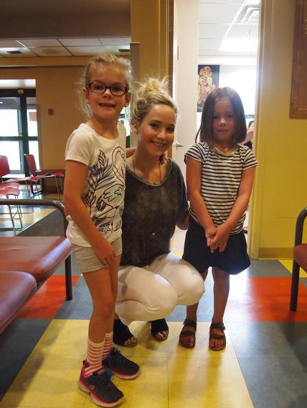 Jennifer Lawrence visita hospital infantil no Canadá (Foto: Twitter / Reprodução)