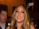 Mariah Carey se descuida do decote e mostra demais em evento em Paris