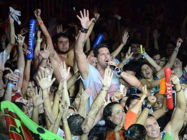 Felipe Pezzoni, da banda Eva, no emio da galera durante show em micareta em Fortaleza (Foto: Fred Pontes/ Divulgação)
