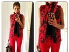 Carol Magalhães mostra o look do dia: calça e colete vermelhos