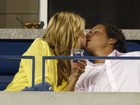 Heidi Klum troca beijos com o namorado durante partida de tênis