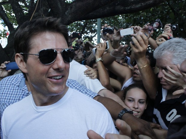 Tom Cruise deixa hotel em Copacabana, RJ (Foto: Marcos Ferreira e Clayton Militão / Foto rio news)