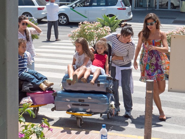 Paula Morais, namorada de Ronaldo Fenômeno, com a família do ex-jogador em Ibiza (Foto: Grosby Group/ Agência)
