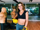 Mariana Goldfarb mostra barriga sequinha em treino com luvas de boxe