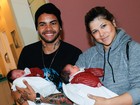 Danielle Souza e Dentinho deixam maternidade com gêmeas
