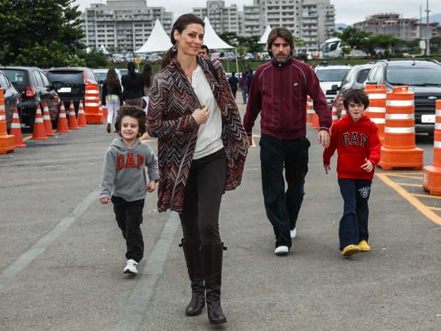 Maria Fernanda Cândido com o marido, o empresário francês Petrit Spahira, e os filhos do casal Tomás e Nicolas (Foto: Foto Rio News)