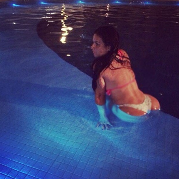 Solange Gomes posa em piscina (Foto: Instagram/ Reprodução)