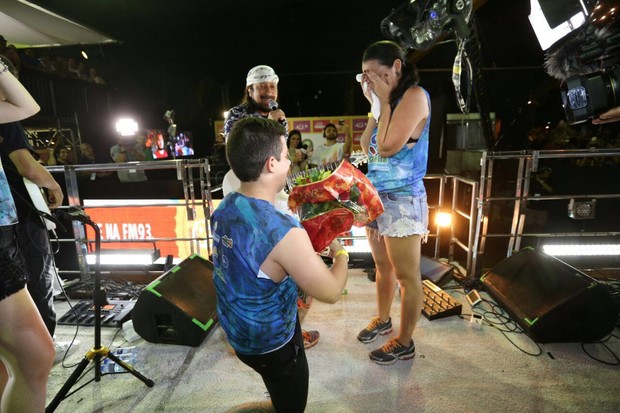 Fã pede namorada em casamento durante show de Bell Marques (Foto: Alana Andrade/Divulgação)