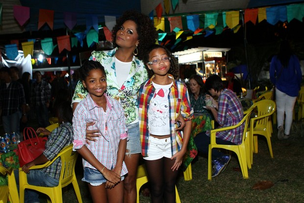 Adriana Bombom com as filhas em festa junina (Foto: Raphael Mesquita/Photorio News)