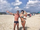 Laura Keller mostra corpão sarado em dia de praia com o marido no Rio
