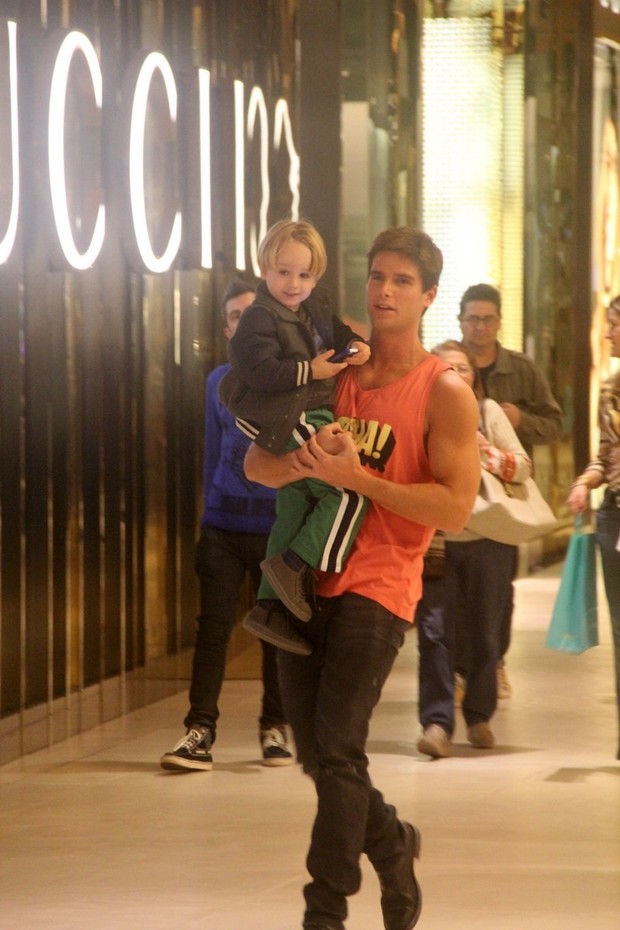 Jonatas Faro passeia com filho em shopping (Foto: Johnson parraguez-photorionews)