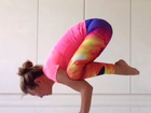 Thalia mostra elasticidade e força em vídeo que aparece praticando ioga