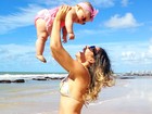 De biquíni, ex-BBB Karla brinca com a filhinha na praia, em Recife