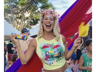 Grávida, Karina Bacchi curte bloco de Carnaval