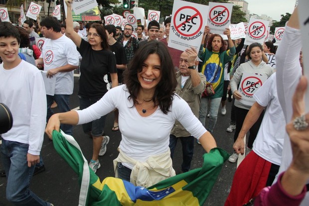 Helena Ranaldi na manifestação (Foto: Rodrigo dos Anjos/Ag. News)
