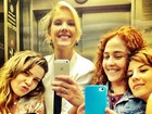 Fernanda Souza, Gianne Albertoni e Débora Lamm tiram foto no elevador