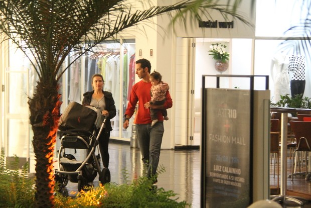 Mohamed Harfouch passeia com a mulher e a filha (Foto: Ag.News)