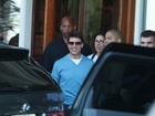 Sorridente, Tom Cruise deixa hotel no Rio